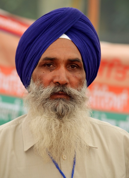 A Sikh wearing a dastar or turban to cover his hair – Photo: Wikimedia, Yann, Cc.3.0