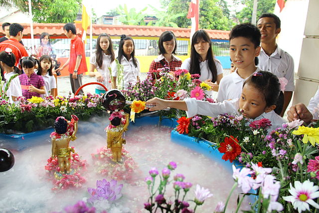 Indonesian children bathing the Buddha for Vesak – Photo: Public domain, courtesy of Buddhayana Dharmawira Center, Surabaya, Java