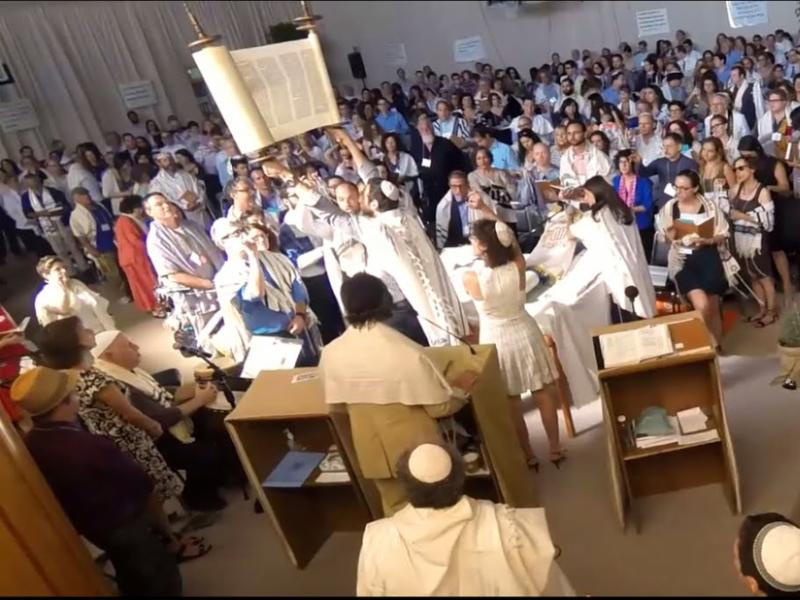 The “8 Weeks of Shabat” project began with an evening service at IKAR, a leading Jewish community in Los Angeles, which welcomed Muslims who came to observe. – Photo: IKAR