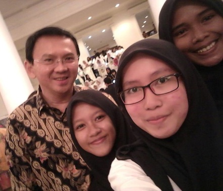 Basuki Tjahaja Purnama, the governor of Jakarta, photographed with Muslim students – Photo: Wikimedia, Alisabanaok, Cc.3.0