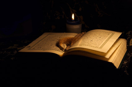 Reading from the Quran is a typical practice on Laylat-al-qadr. – Photo: Wikimedia, Cc.3.0