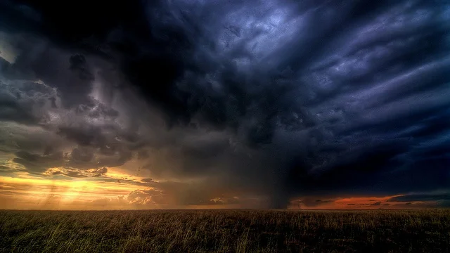 Storm clouds gathering – Photo: Zooey, Cc. 2.0 sa