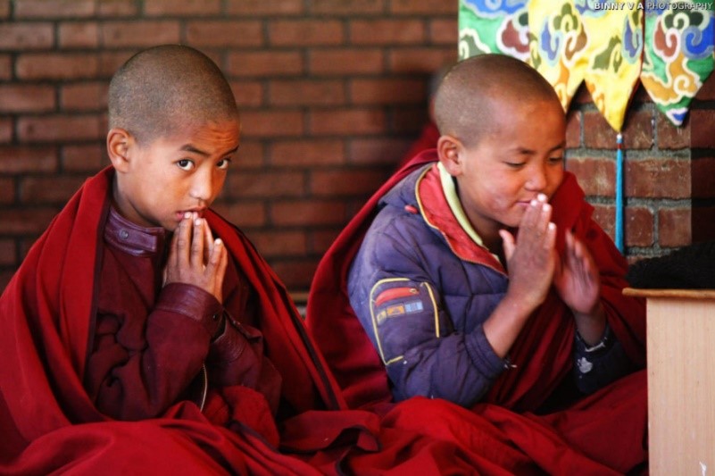 Kids praying at a monastery in Spiti Valley – Photo: Binny V A, C.c. 2.0 sa
