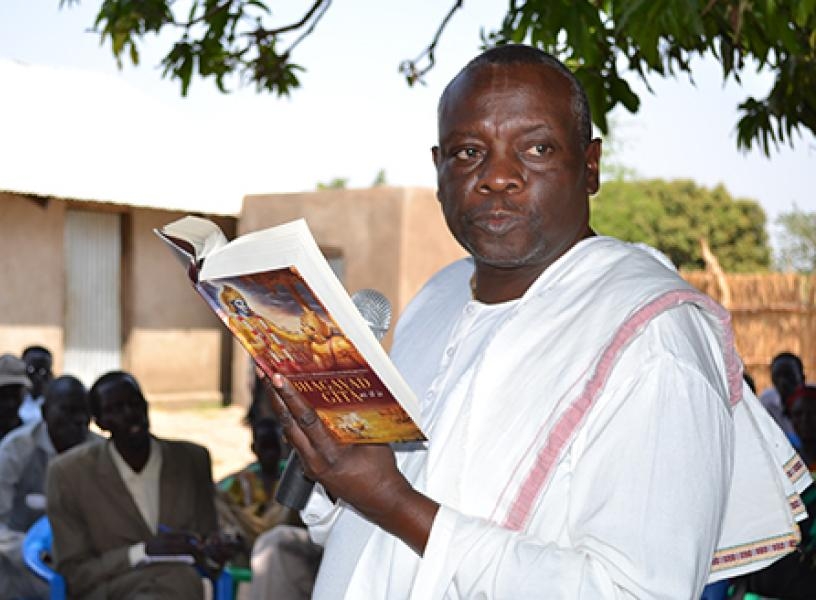 Hindu leader reading from the Bhagavad Gita – Photo: URI