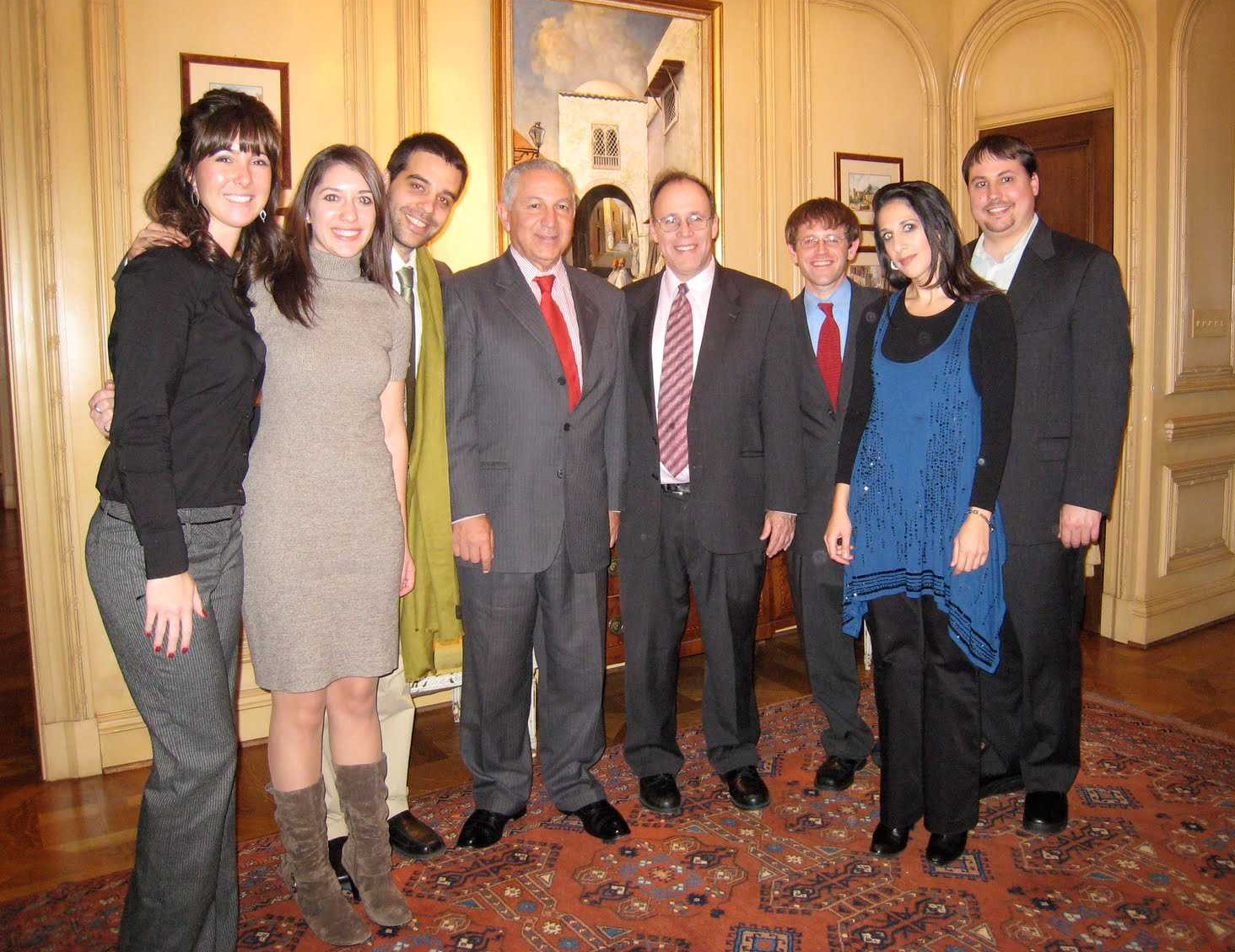 Moroccan Ambassador Aziz Mekouar (c.l.) and Rabbi Marc Gopin (c.r.) surrounded by students from George Mason University who helped to plan the Interfaith Dinner – Photo: RS