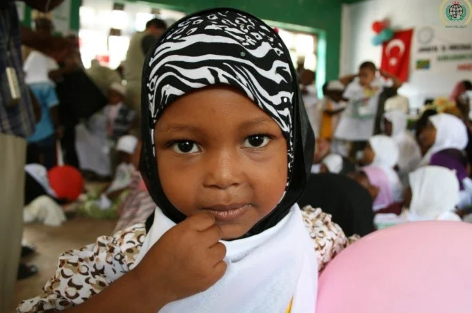 Muslim girl – Photo: Ümmühan Özkan, IHH, C.c. 2.0 nc nd