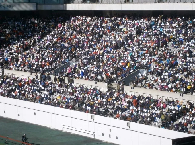 Crowd at the peace rally – Photo: MB