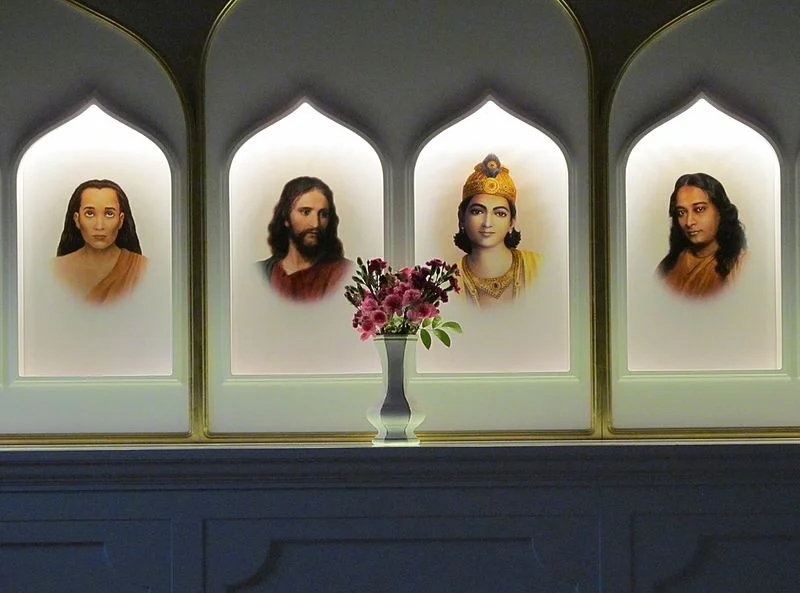 Altar of the meditation circle Langerringen near Augsburg in Bavaria, Germany. From l: Mahavatar Babaji, Jesus, Bhagavan Krishna, Paramahansa Yogananda – Photo: Wikimedia