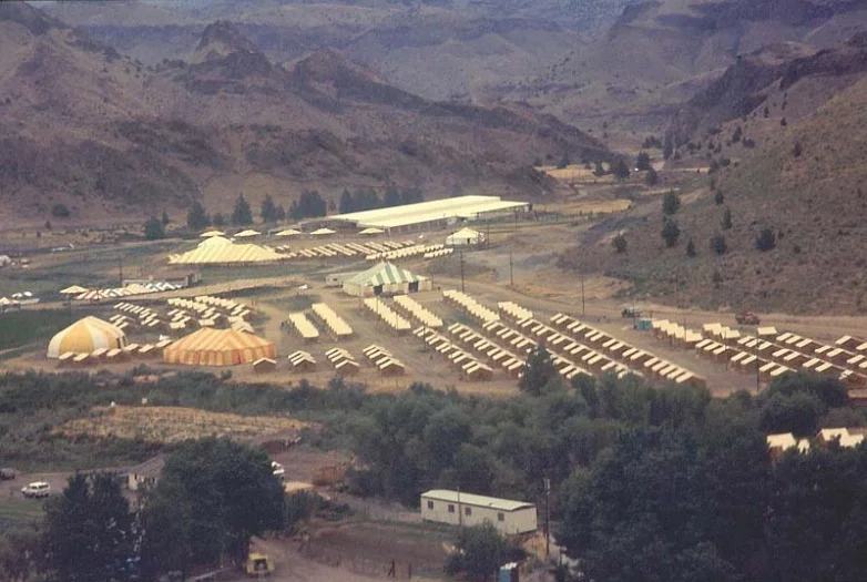 A tent city at Rajneeshpuram – Photo: Wikipedia