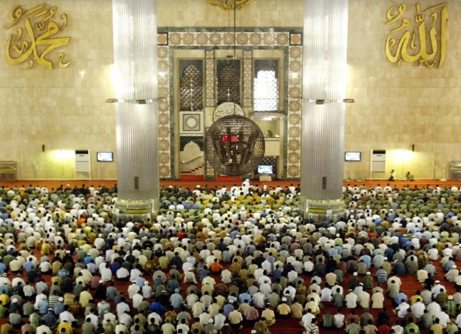 Prayer at a local mosque – Photo: RS