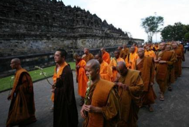 Buddhists observing Vesak – Photo: RS
