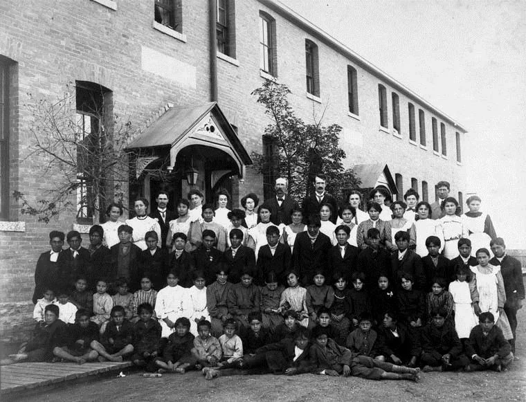Residential school group photograph, Regina, Saskatchewan, 1908 – Photo: Wikipedia