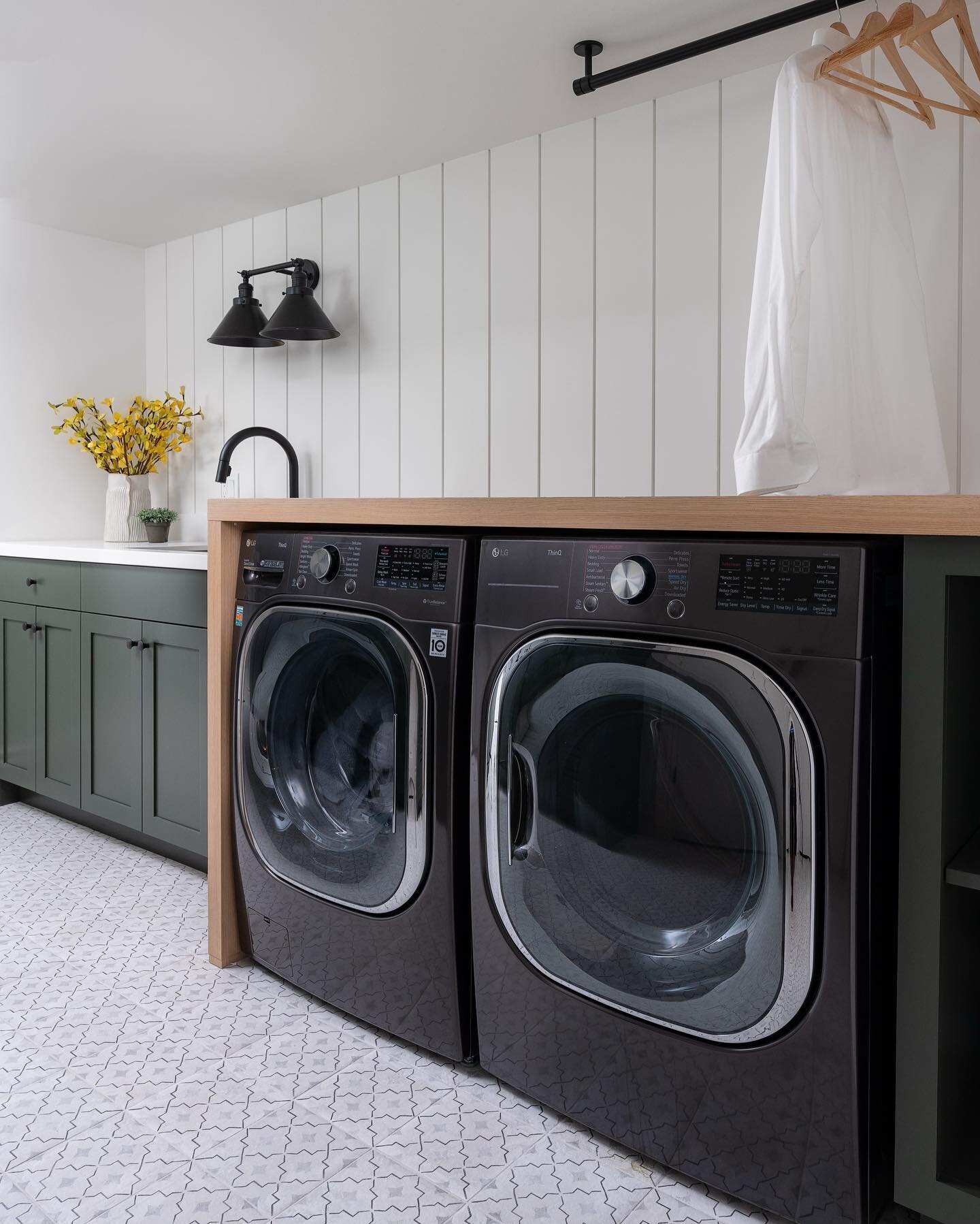 What was once concrete and stud walls (and a whole lot of plastic shelving), is now a sweet place to do laundry. Basement laundry can be pretty too. 

Photo: Dan Molina @danmolinastudio 

#hometohaven #gairdnerdesign #howihaven #farmhousedesign #farm