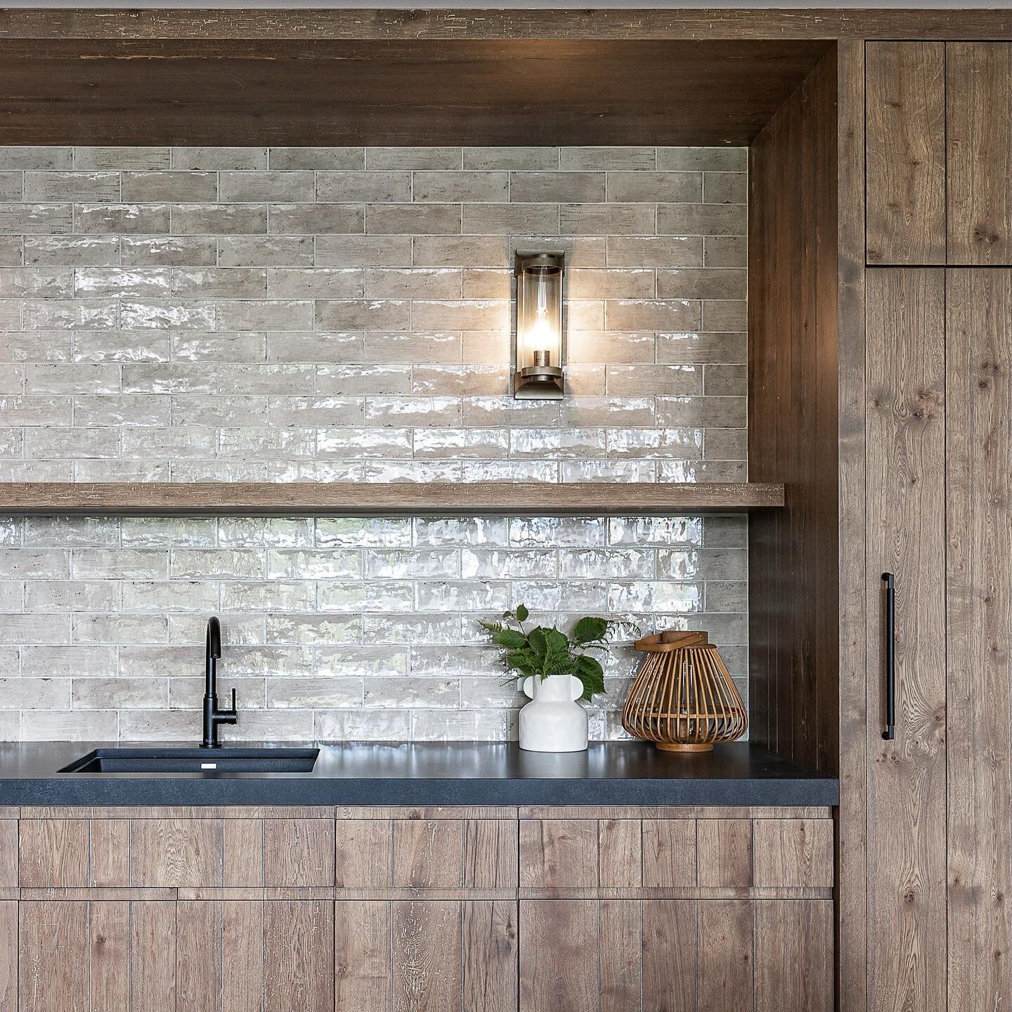 A basement refreshment bar doesn&rsquo;t have to be boring&hellip; in fact, it&rsquo;s a chance to have a different vibe than the rest of the house. Looking good, basement bar. Looking good. 

#hometohaven #gairdnerdesign #howihaven #basementkitchen 
