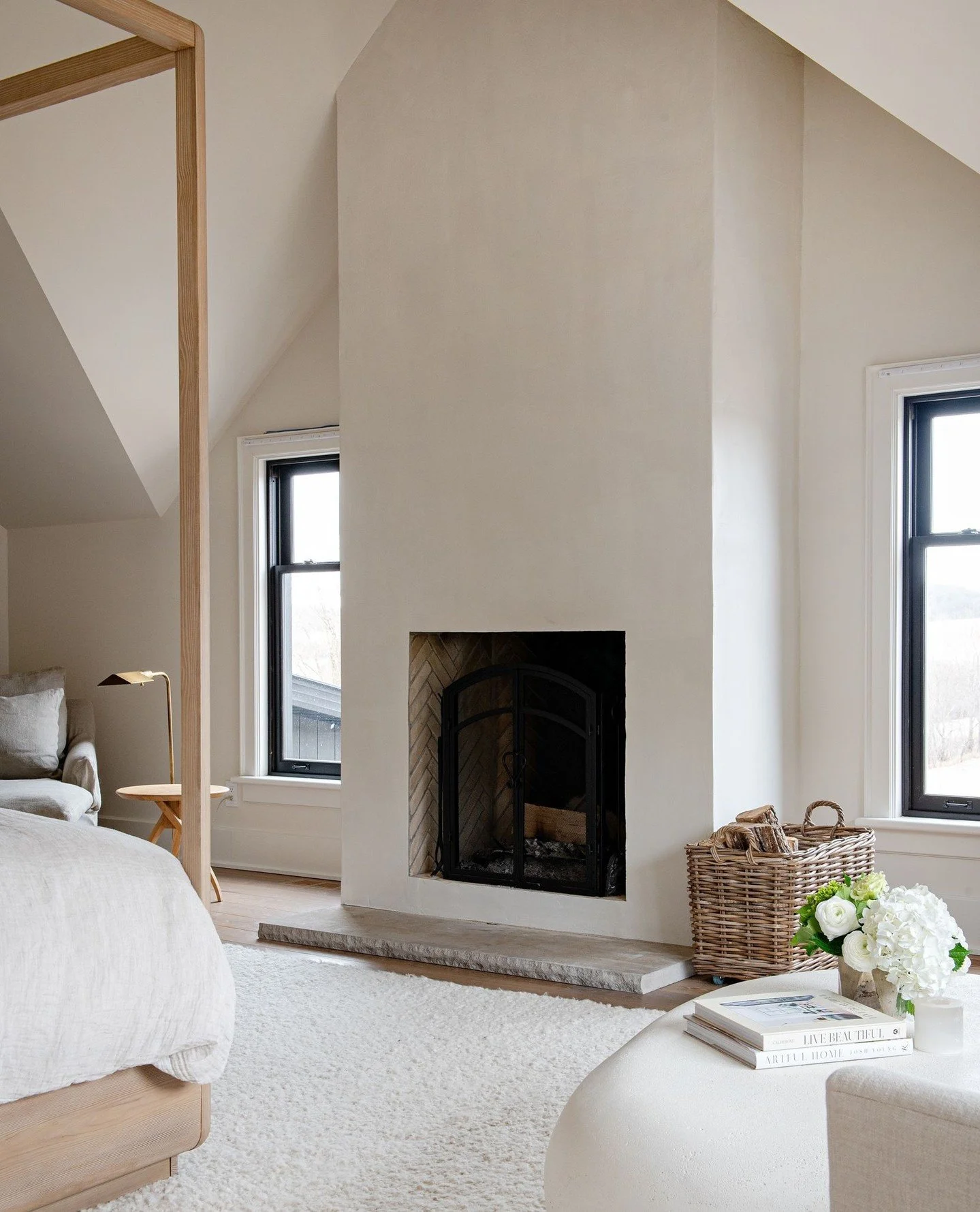 Some rooms are built for snowy afternoons, lazy Sundays and big roaring fires. Uncomplicated, quiet and beckoning. ⁠
⁠
#gairdnerdesign⁠
#farmhousedesign⁠
#hometohaven⁠
⁠
Photo: @mike_chajecki⁠