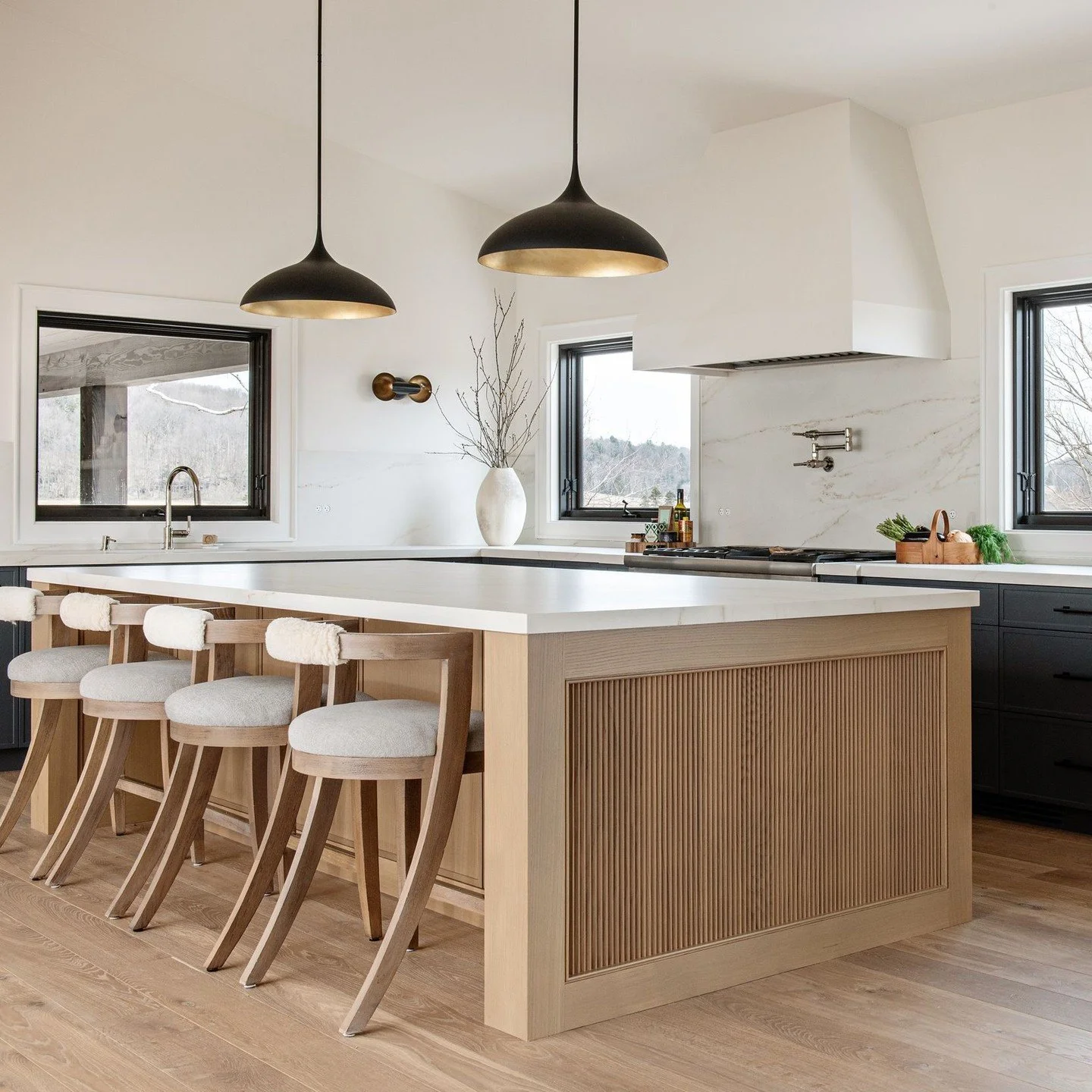 The new country kitchen is open, airy and simply designed but still warm,  layered and inviting. With an island made for gathering and a view that knocks you out, you'll come for a coffee and end up staying for wine. ⁠
⁠
#gairdnerdesign⁠
#farmhouseki