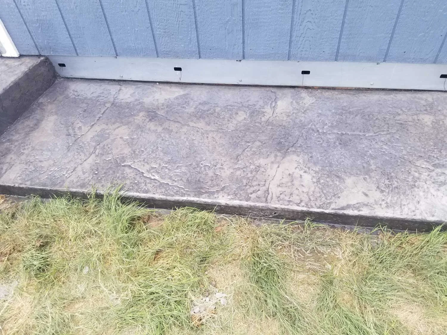 This was a small sidewalk area for the front of a shade, we used a Ashlar slate skin mat with a storm gray powdered integral and light grey antique release
