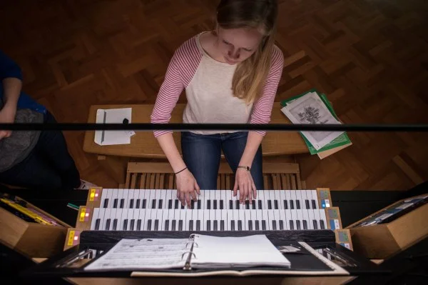 Laura plays Rheinberger using the Rollschweller crescendo roller pedal