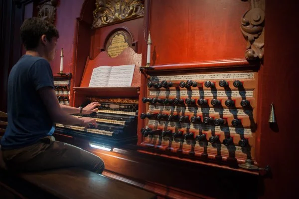 Noel plays the Müller organ.