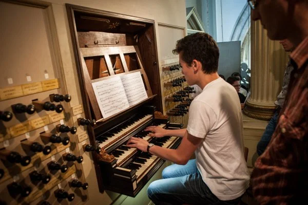 Noel plays us a Bach chorale partita.