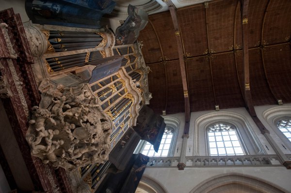 The main organ of Die Niewe Kerk. The original organ was built by Schonat in 1655, and then expanded in 1673 by Van Hagerbeer and Duyschot.