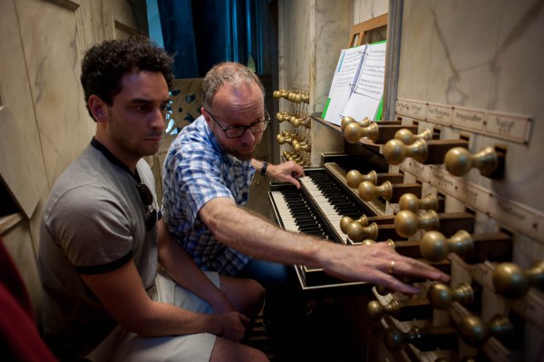 Henk Verhoef sets up a registration for Gianmarco at Die Niewe Kerk.