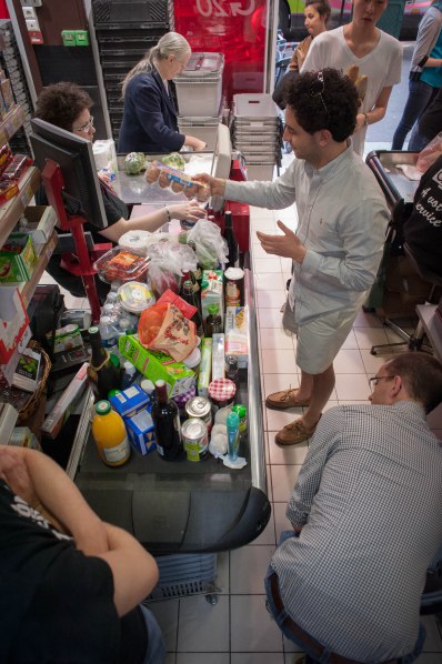Americans do grocery shopping in Paris…