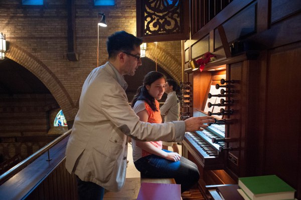 Karen Christianson “wowing!” us with the Buxtehude Praeludium in E minor, BuxWV 142. Helping with registration is Federico Andreoni, the music director at St. John the Evangelist.