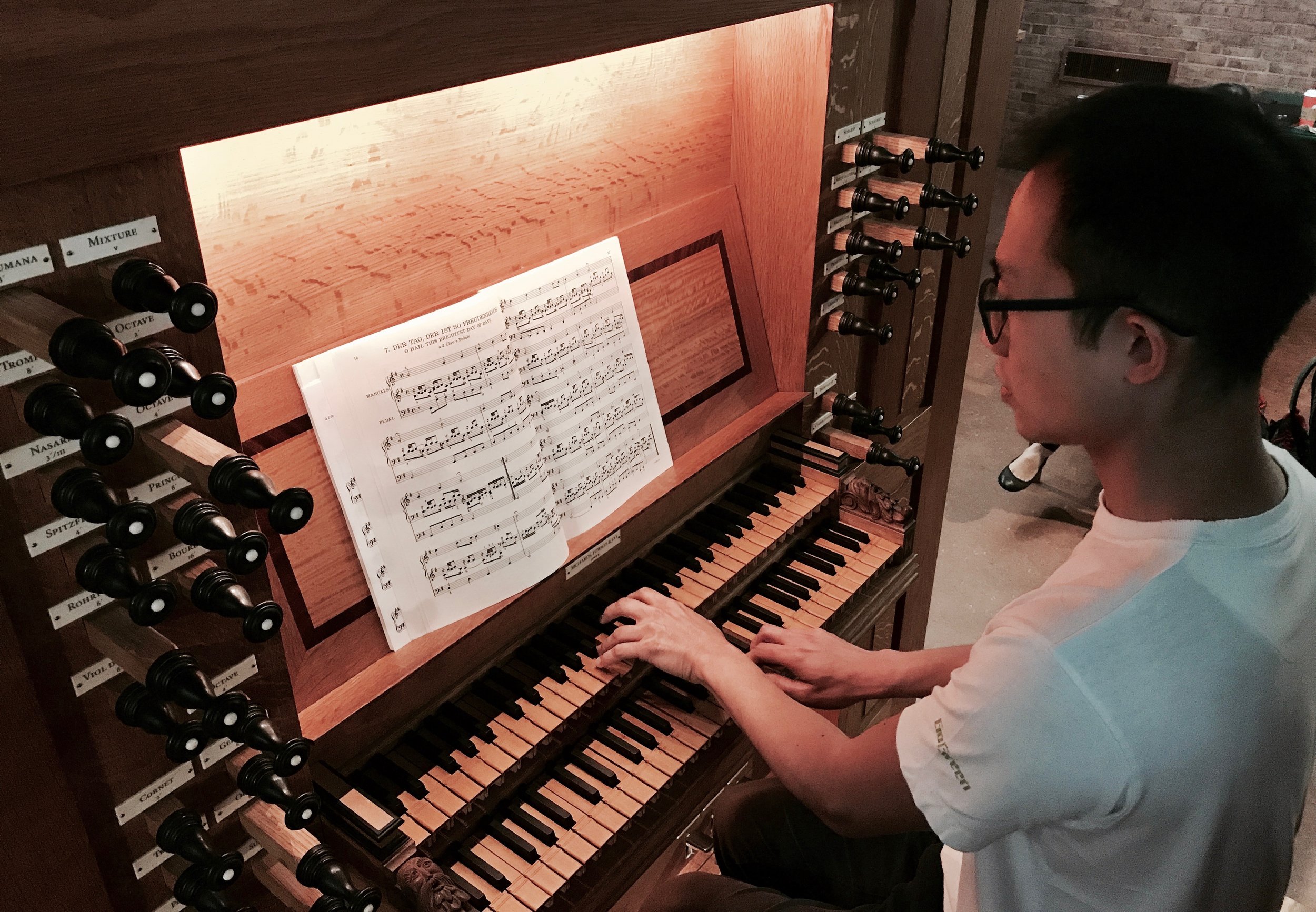  Organist Dennis Chan plays Bach at First Lutheran Church 