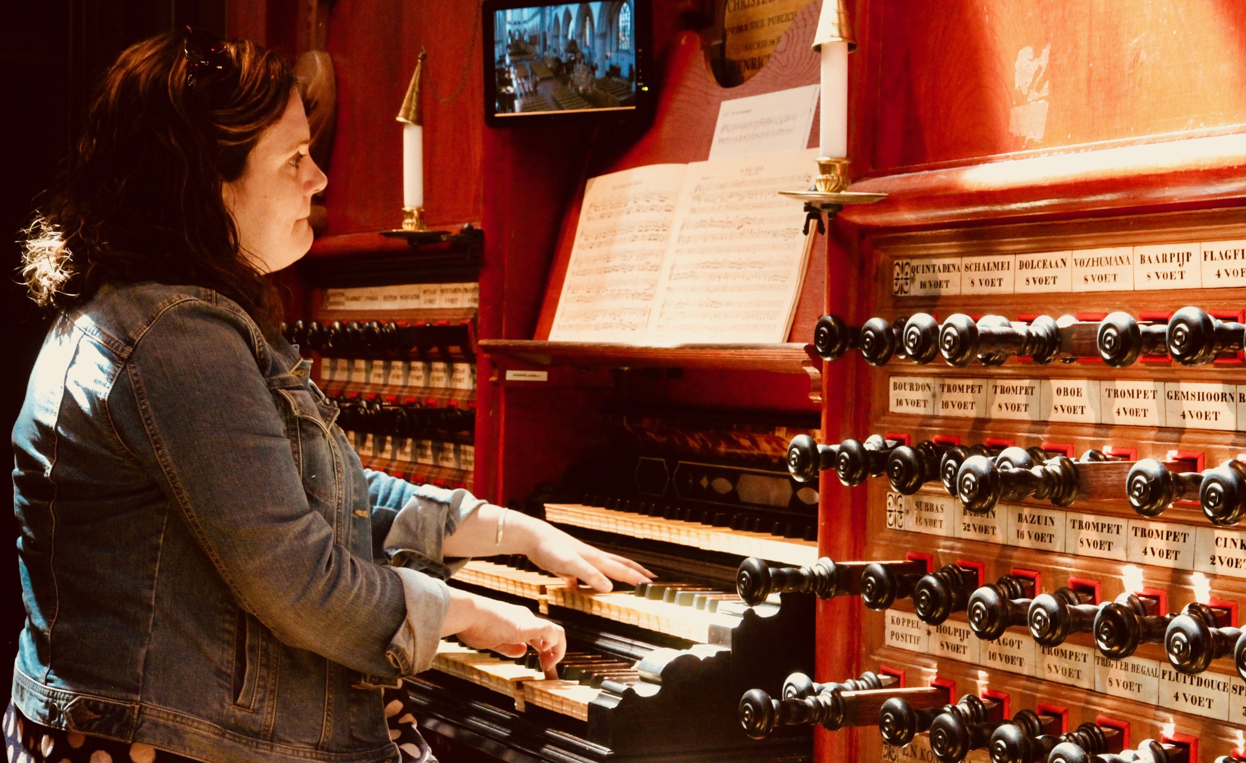  Chelsea Keating plays the Muller organ in St-Bavo, Haarlem. Boston Organ Studio. 