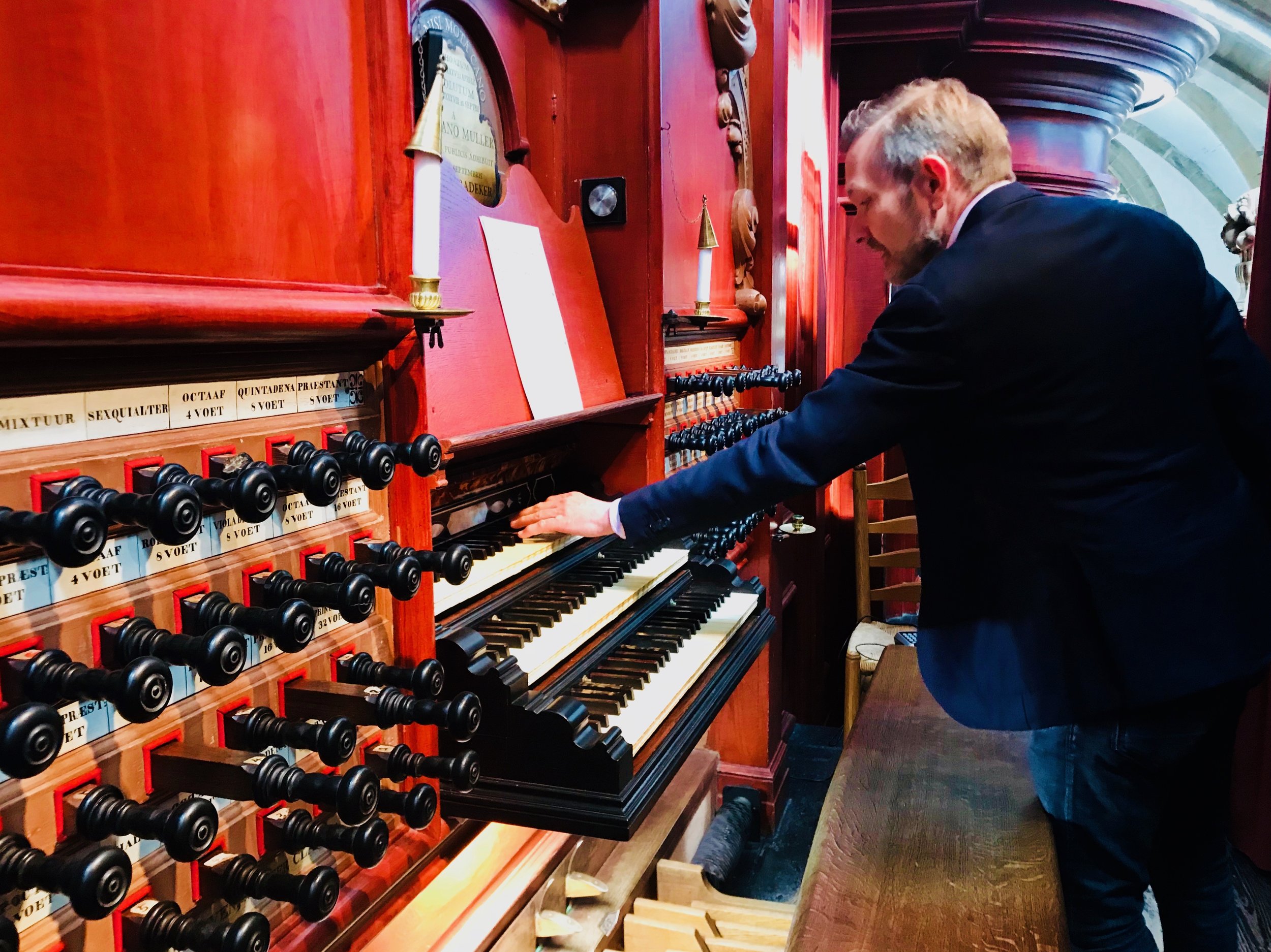 Anton Pauw demonstrates the Muller organ in St-Bavo, Haarlem.