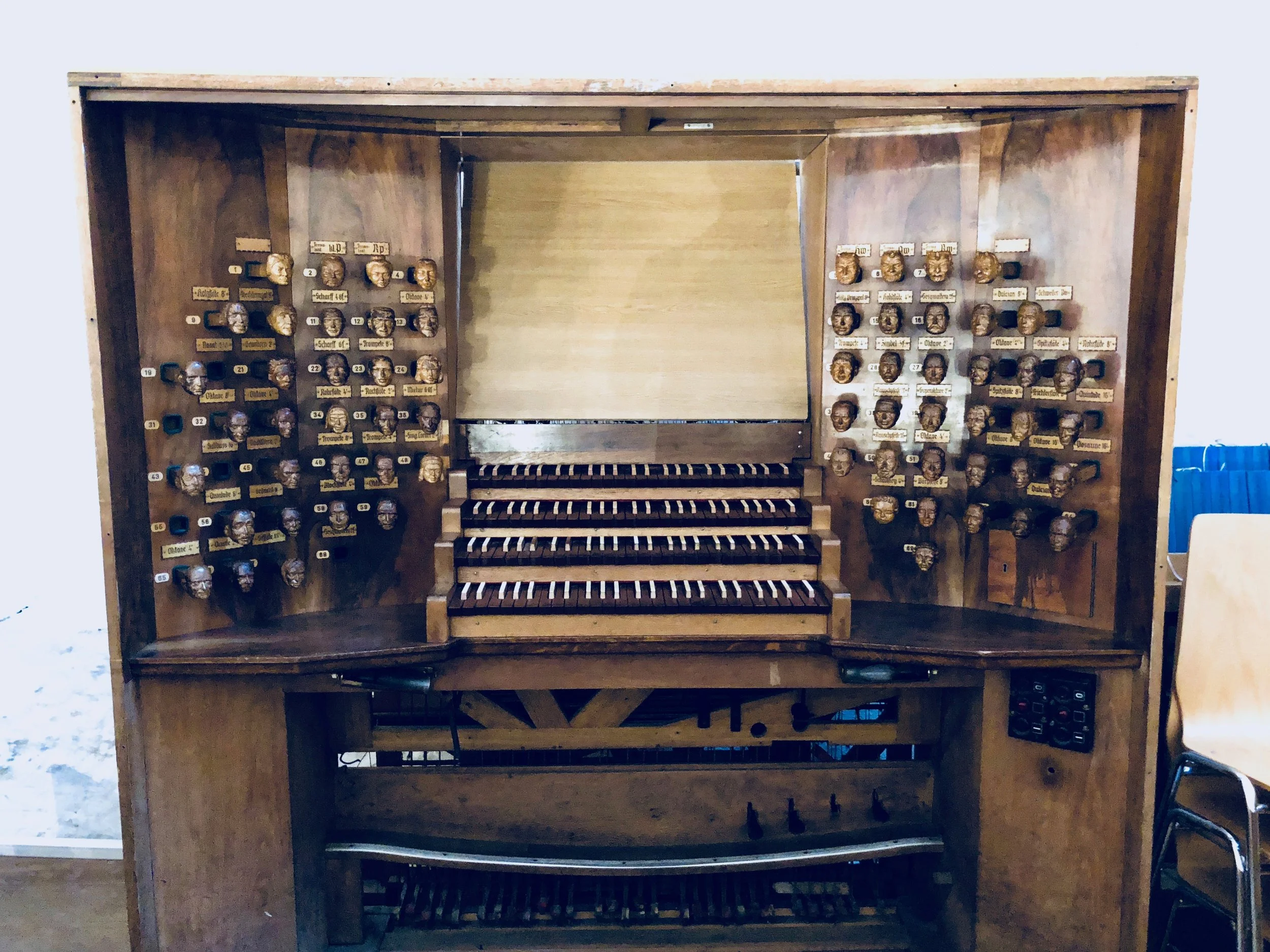 Crazy-face stop-knobs on a previous console from St. Jacobi, Hamburg.