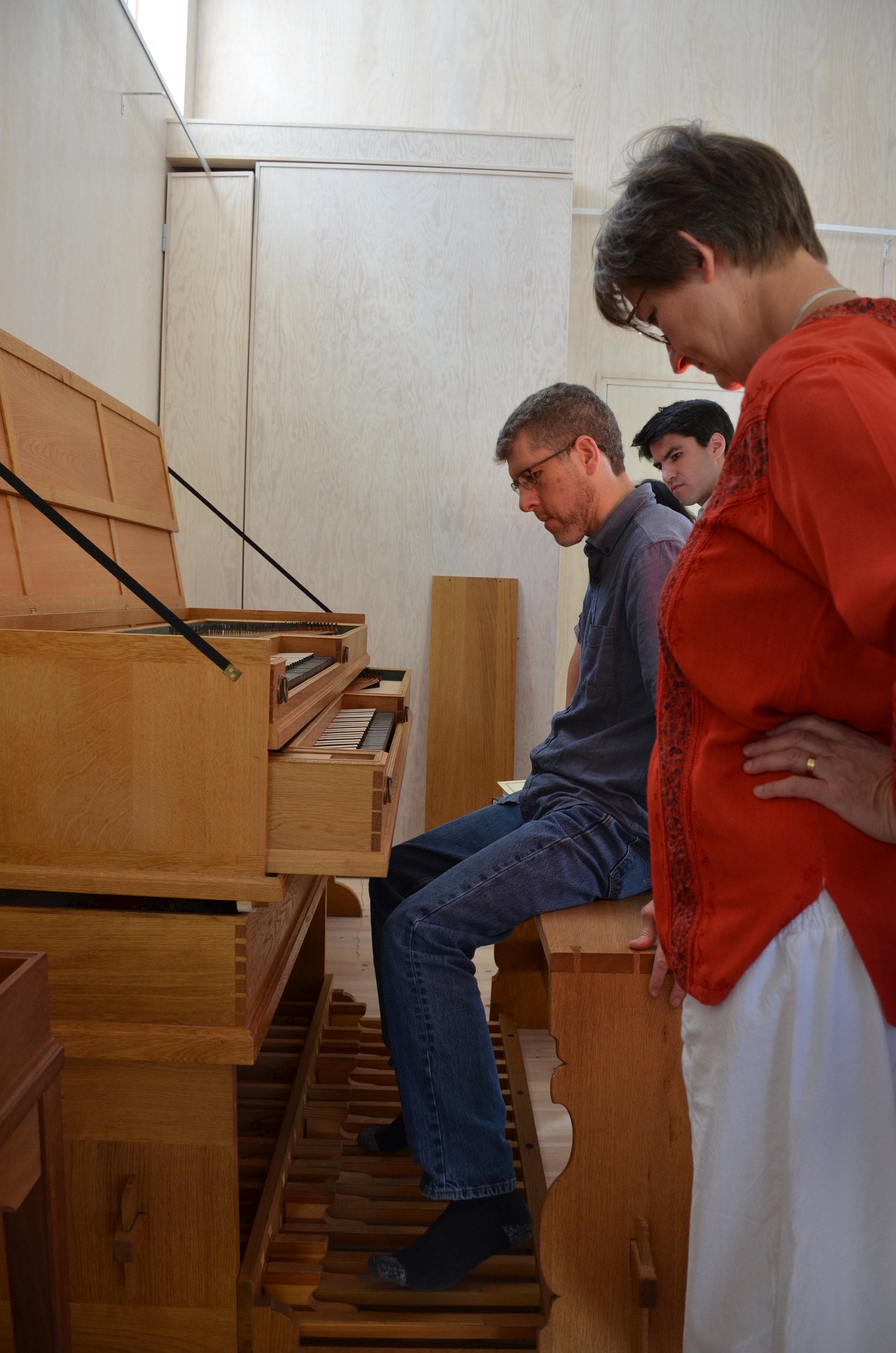 Chris Porter receives advice from Ulrika Davidsson at the pedal clavichord.