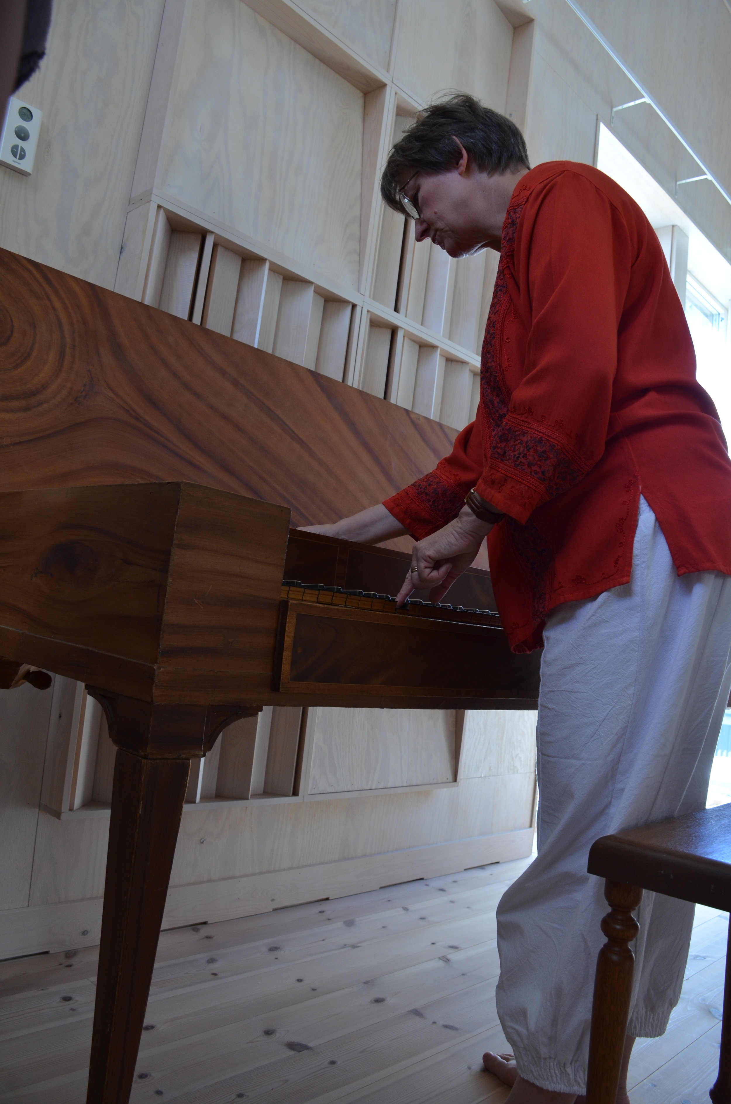Ulrika Davidsson introduces the instrument collection in Björkö,