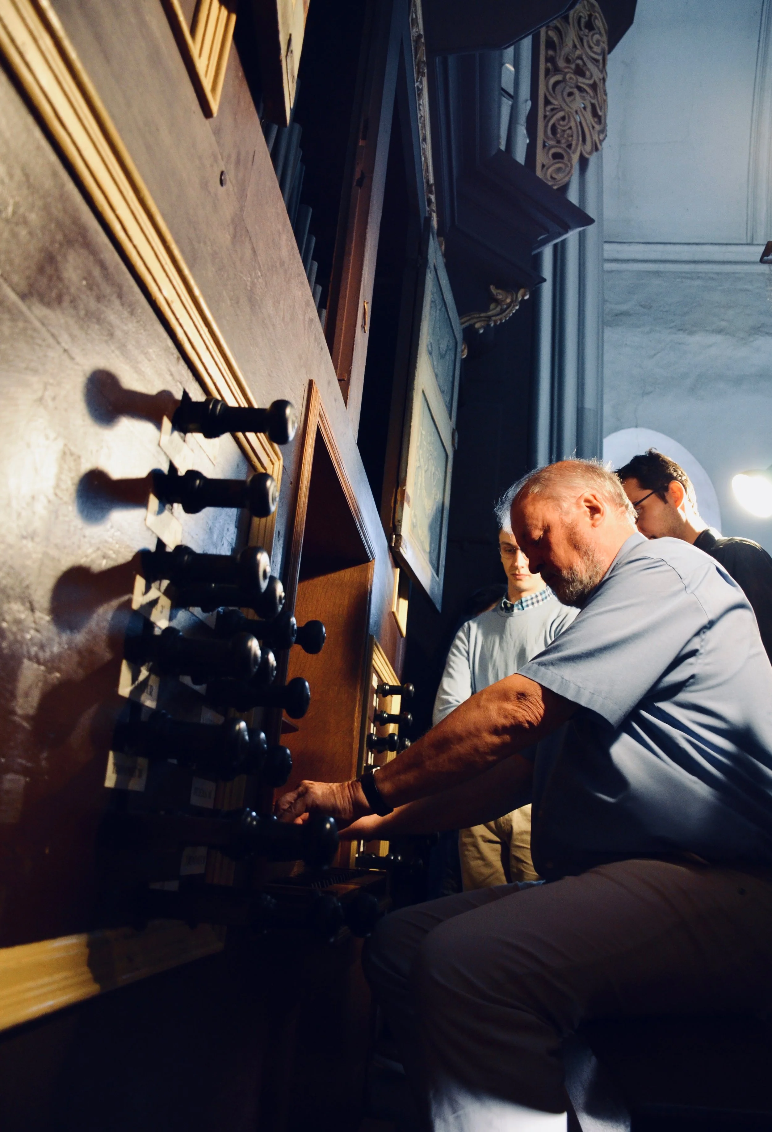 Prof. Böcker demonstrates the instrument in St. Cosmæ.