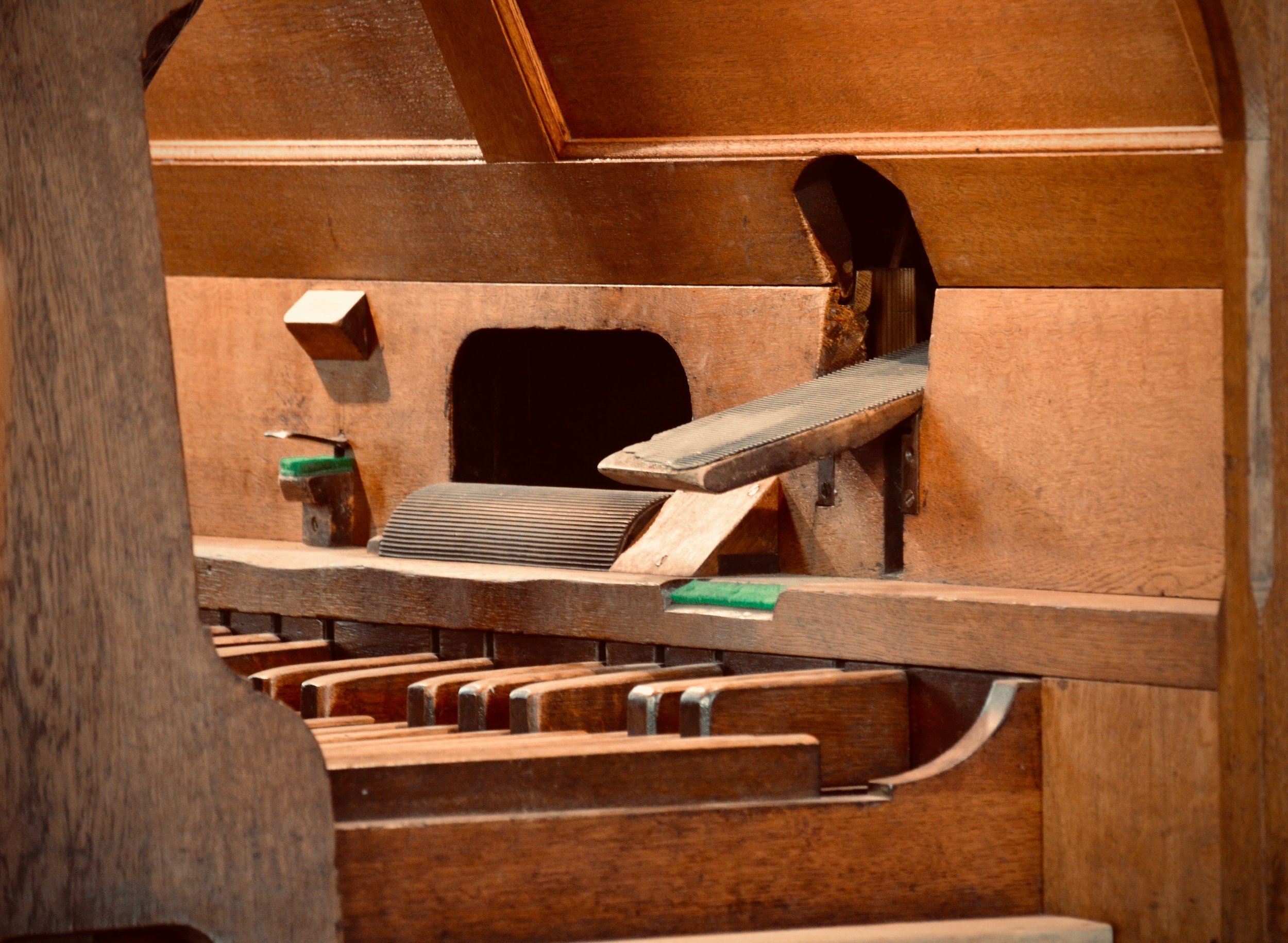 Console detail, with Rollschweller and standard swell pedal, 1904 Sauer Organ, Michaeliskirche, Leipzig