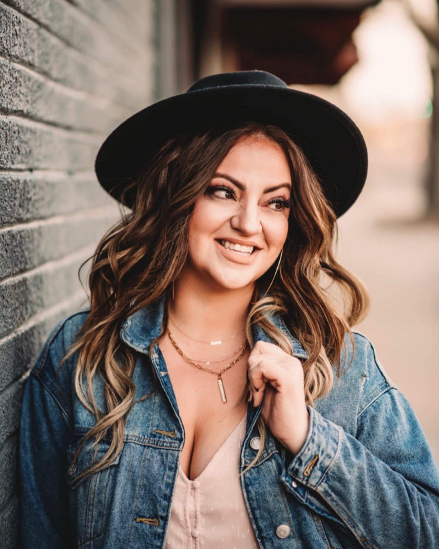 oh heyyy full week of beautiful clients, is that you boo? 😍 Let's get this bread 👏🏼👏🏼👏🏼
.
.
.
#microbladingartist #peoriailmicroblading #lisasmithbrows #lisasmithmicroblading #caseofthemondays
📸 @emily.katherine.t.photography
