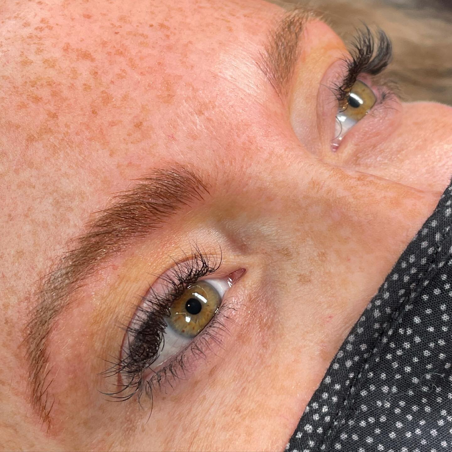 THE POWER behind these green eyes now 🤩 
.
.
.
#lisasmithbrows #smithandcostudios #chicagoilmicroblading #peoriailmicroblading #pmuartist #microbladingartist #newbrows #bladedbrows #greeneyes #tinadaviesxpermablend #warehousedistrict
