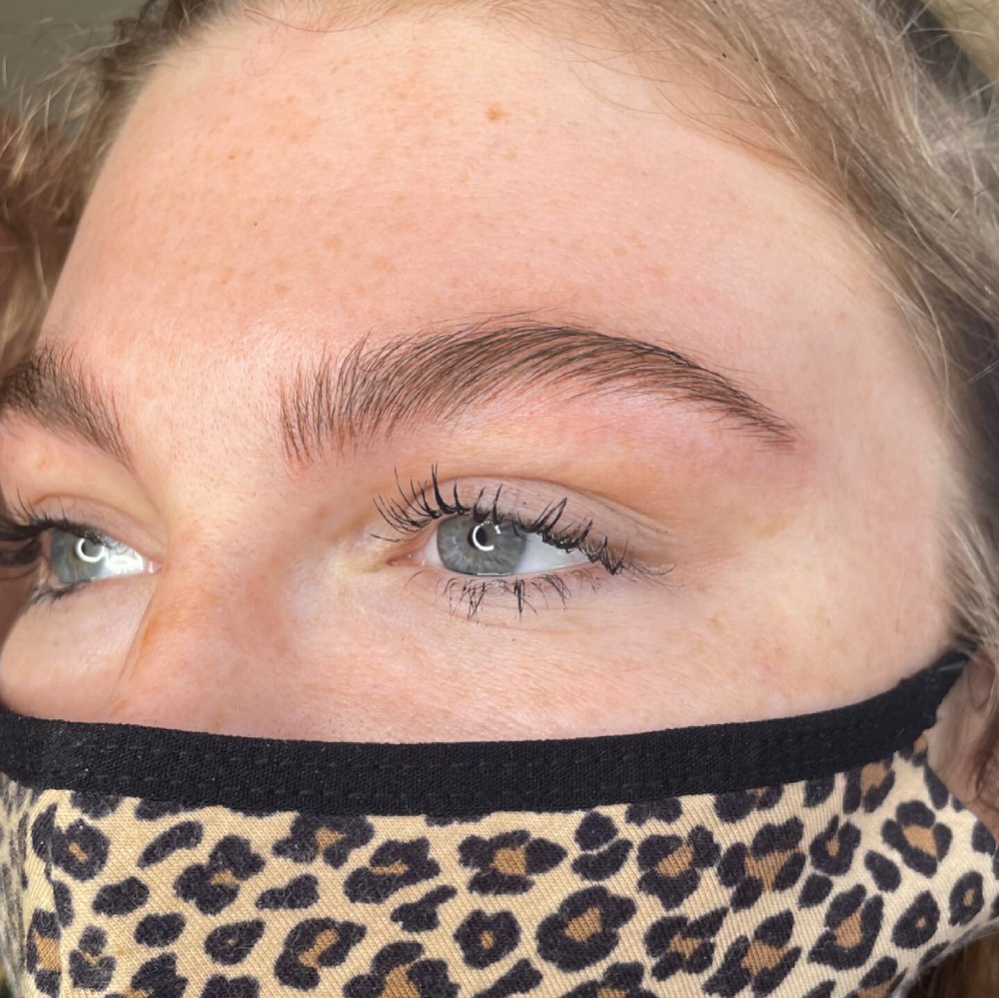 first microblading session ✅ Check out that zoom to find which brow hairs are bladed 🧐The only thing more perfect about these brows is the review she left 🥺🤩 Loving this set of natural fluffies! 🙌🏻
.
.
.
#lisasmithmicroblading #lisasmithbrows #p