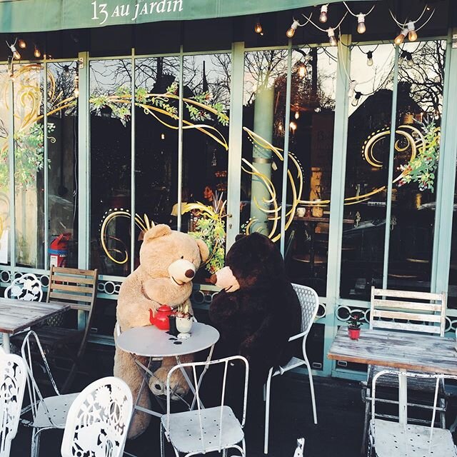 The cutest Parisian breakfast spot ❤️ these two guys were outside!
Swipe for interiors goals and food porn 🙌🏻
.
.
.
.
#paris #parisfrance #parisian #paris🇫🇷 #parisienne #parisjetaime #parisvibes #parisianlifestyle #parisgram #foodporn #breakfastt