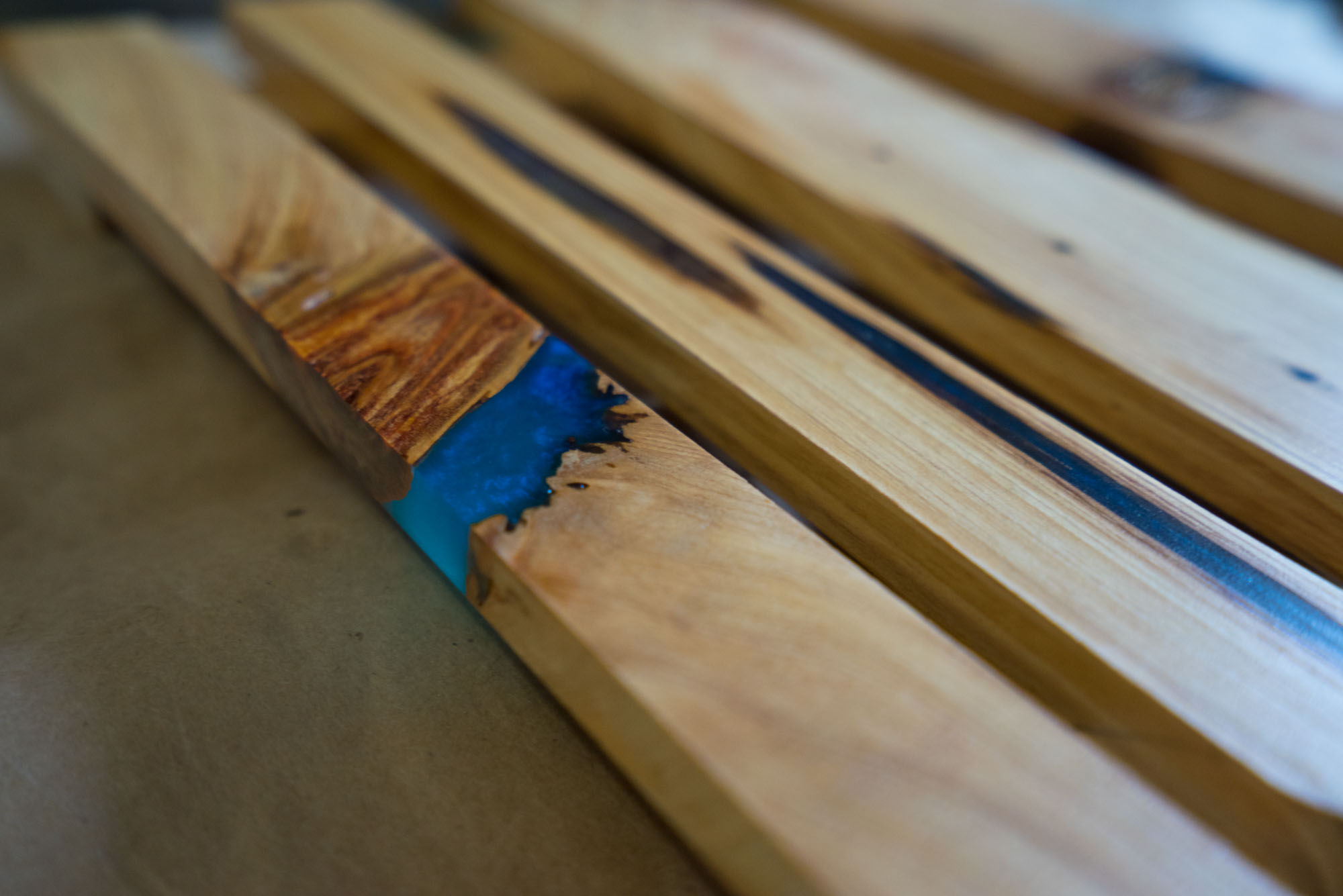 Detail of the resin in the bookshelf