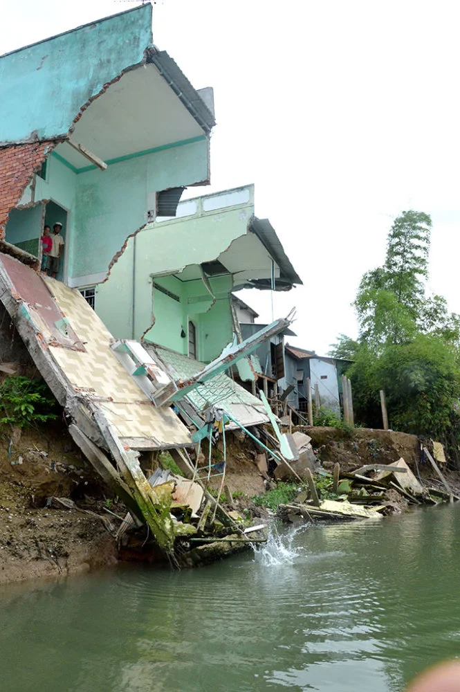 A resident points to what's left of the house her family saved for years to build. Image Copyright of Tuoi Tre . Used with kind permission