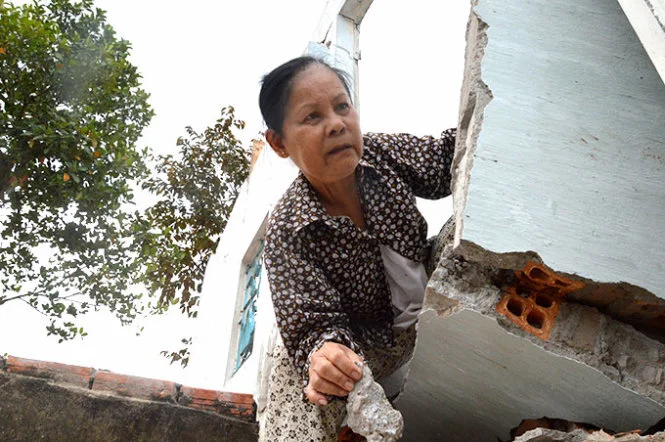 A resident is plunged into immense difficulty after her house was affected by land subsidence. Image Copyright of Tuoi Tre . Used with kind permission