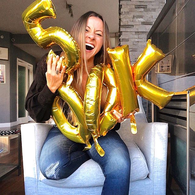 🚨 AGHHH!! PODCAST GIVEAWAY ALERT, cue the balloons we got yesterday that I couldn&rsquo;t figure out how to hold after I accidentally popped one &amp; it was losing air quickly 🤣🚨
⠀⠀⠀⠀⠀⠀⠀⠀⠀⠀⠀⠀
But Girlfriend.... we just passed 500,000  downloads o