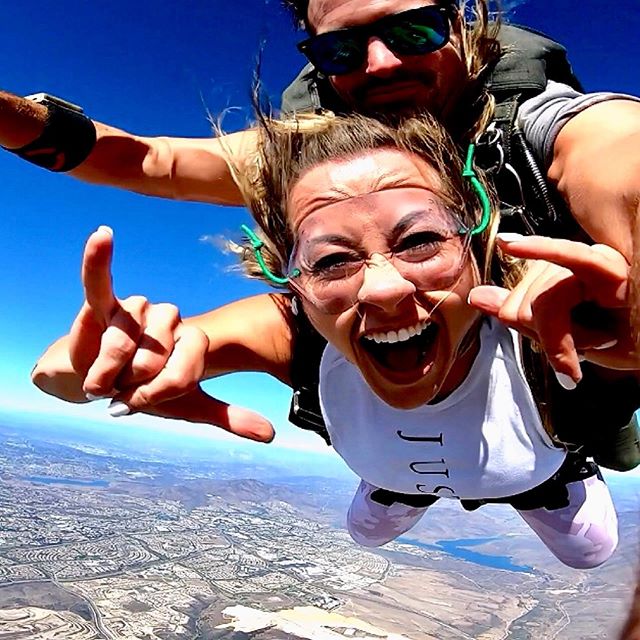 Sitting on the EDGE of a TINY airplane ✈️ with your feet just dangling off the side &amp; then just JUMPING the f OUT is literally the most surreal feeling ever. 😱
⠀⠀⠀⠀⠀⠀⠀⠀
So girl.... you bet I 10/10 recommend our new &ldquo;because we are besties 