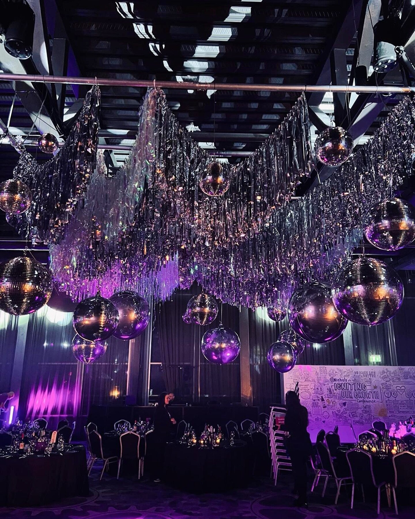Oh my 🤤🪩 

Our tassel bangs and disco balls in all their silver metallic shimmery glory 😍😍😍

.
.
#eventsdecormanchester #fairylightcanopymanchester #eventsmanchester #fairylightcanopywithgreenery #eventsdecorationmanchester #happytimes #weddings