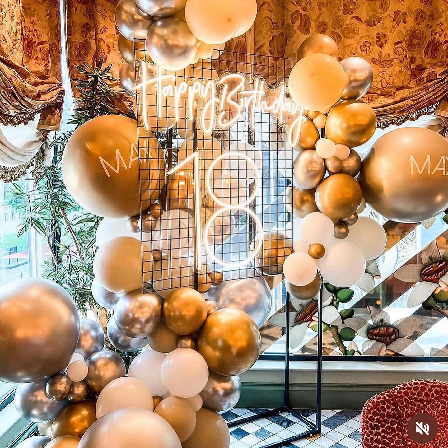 Keeping it timeless. ⏳ 

Our signature &ldquo;Happy Birthday&rdquo; neon is always a popular choice to elevate balloon decor designs! 😍

This neon is ALWAYS one of our most popular designs,  we LOVE nothing more than been innovative, creating 
&amp;