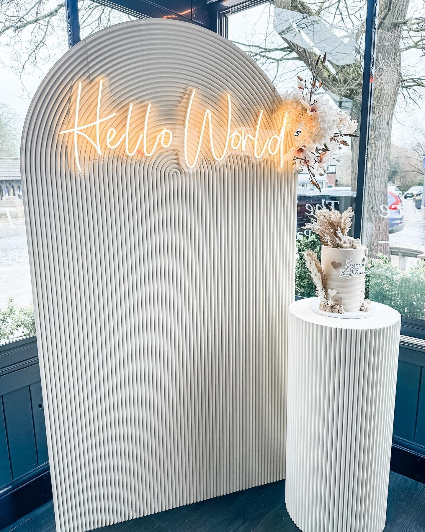 Matchy Matchy! 😍😍

Oh&rsquo; we are just loving our brand new refreshingly beautiful modern luxe Rippled Arch backdrop &amp; matching Cake stand in stunning cream! 🤍 What do you think? Comment below ⬇️ 

Perfect for any occasion and we are current