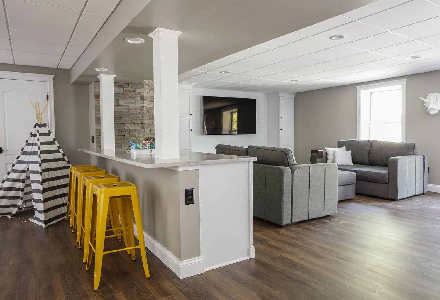 kid_basement_bar_seating.jpg