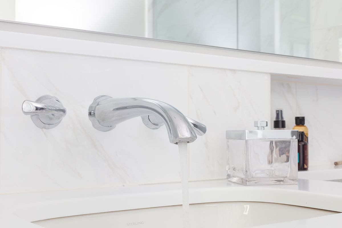 modern-bathroom-wall-faucet-chrome.jpg